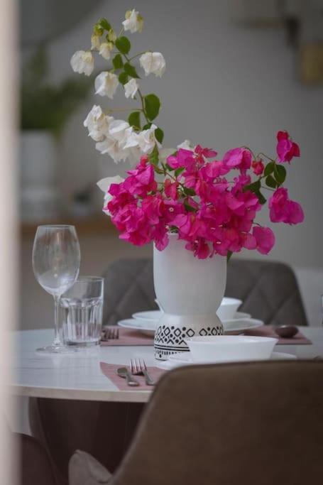 Pame Rentals - Cozy Glyfada Stay With Free Parking Athens Luaran gambar